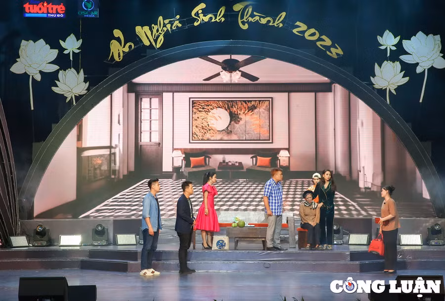 Một cảnh trong tiểu phẩm "Báo hiếu" trong chương trình.