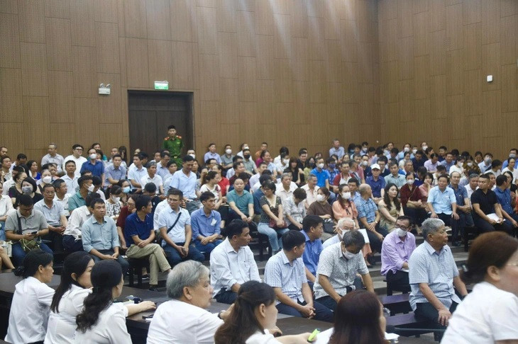 Rất đông người đến phiên xét xử đại gia Lê Thanh Thản đòi quyền lợi.