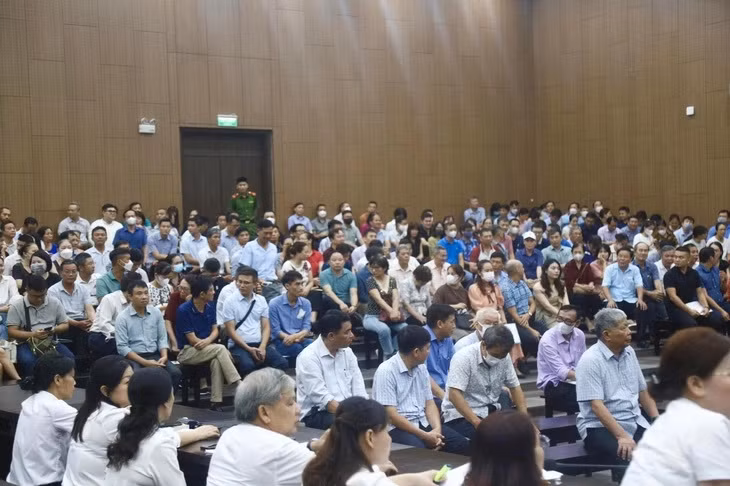 Rất đông người đến phiên xét xử đại gia Lê Thanh Thản đòi quyền lợi.