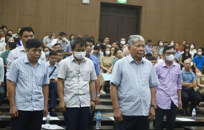 Bị cáo Lê Thanh Thản (thứ 2, đứng từ phải qua) tại tòa.