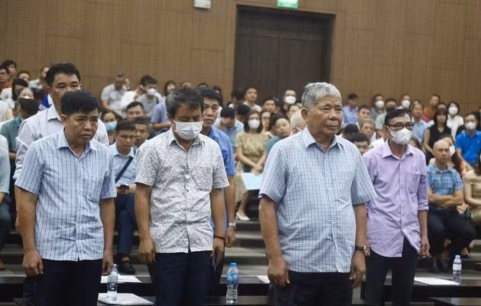 Bị cáo Lê Thanh Thản (thứ 2, đứng từ phải qua) tại tòa.