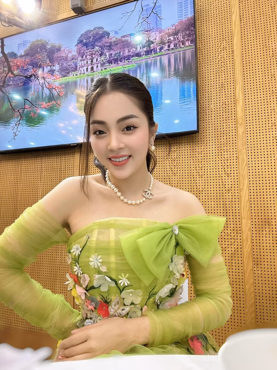 Thông qua ca khúc này, Khánh Thy mong muốn được gửi gắm tình cảm, tấm lòng tri ân của những người con tới bậc sinh thành nhân mùa Vu lan báo hiếu.