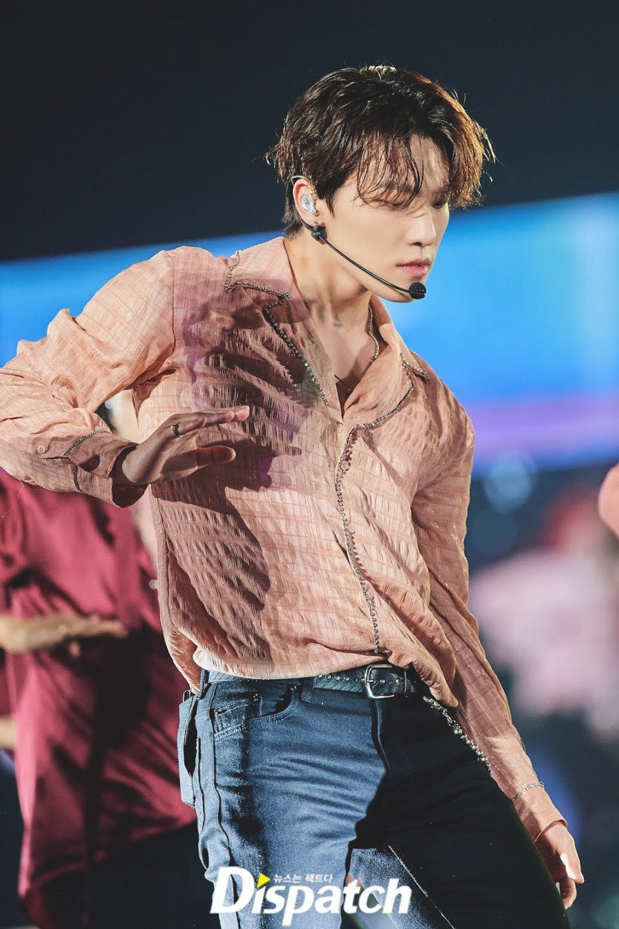 Dino (SEVENTEEN): Cùng với việc là maknae của SEVENTEEN, Dino còn là vũ công chính, rapper phụ và giọng ca phụ của nhóm.