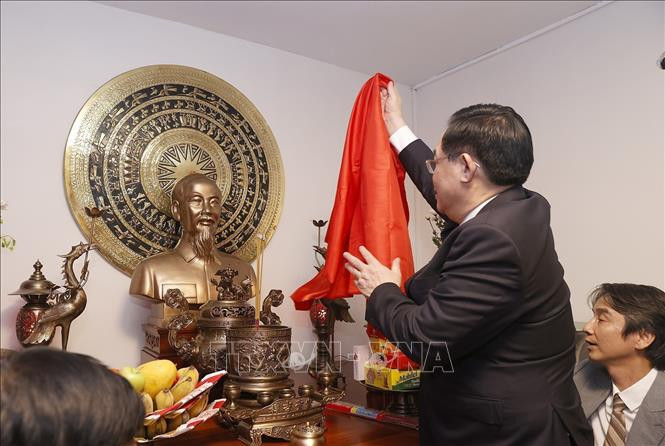 Chủ tịch Quốc hội Vương Đình Huệ khai trương phòng thờ Bác Hồ tại Đại sứ quán Việt Nam ở Thủ đô Tehran. (Ảnh: Doãn Tấn/TTXVN) Chủ tịch Quốc hội Vương Đình Huệ khai trương phòng thờ Bác Hồ tại Đại sứ quán Việt Nam ở Thủ đô Tehran. (Ảnh: Doãn Tấn/TTXVN)