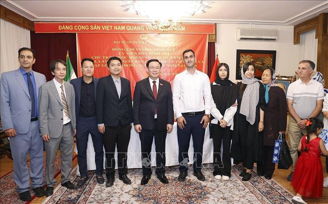 Chủ tịch Quốc hội Vương Đình Huệ với đại diện cộng đồng người Việt Nam tại Iran. (Ảnh: Doãn Tấn/TTXVN) Chủ tịch Quốc hội Vương Đình Huệ với đại diện cộng đồng người Việt Nam tại Iran. (Ảnh: Doãn Tấn/TTXVN)
