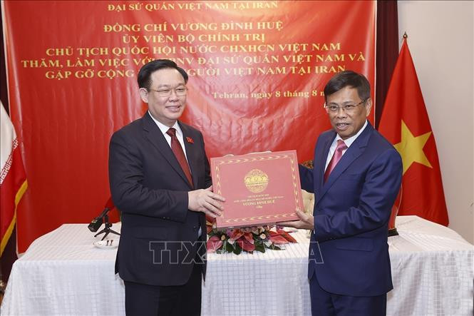 Chủ tịch Quốc hội Vương Đình Huệ tặng quà lưu niệm cho cán bộ, nhân viên Đại sứ quán và đại diện cộng đồng người Việt Nam tại Iran. (Ảnh: Doãn Tấn/TTXVN) Chủ tịch Quốc hội Vương Đình Huệ tặng quà lưu niệm cho cán bộ, nhân viên Đại sứ quán và đại diện cộng đồng người Việt Nam tại Iran. (Ảnh: Doãn Tấn/TTXVN)