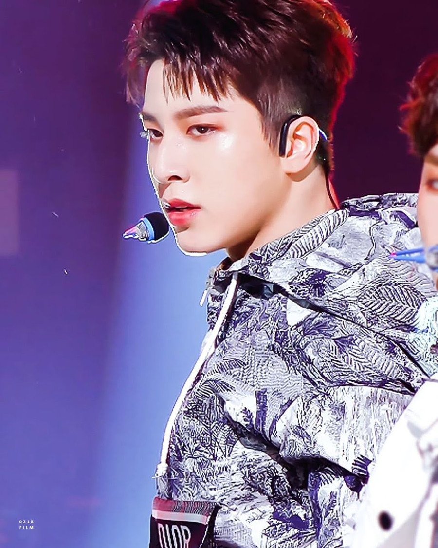 Junghwan (TREASURE): Ngoài việc là maknae của TREASURE, Junghwan còn là giọng ca chính của nhóm.