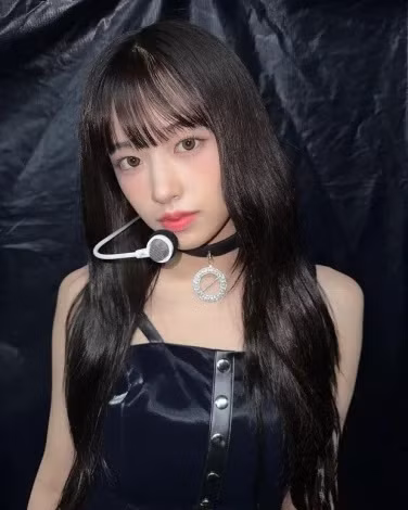 Cô nàng Ahn Yujin của IVE vô cùng lộng lẫy và cuốn hút với mẫu vòng choker mặt hình tròn lớn.