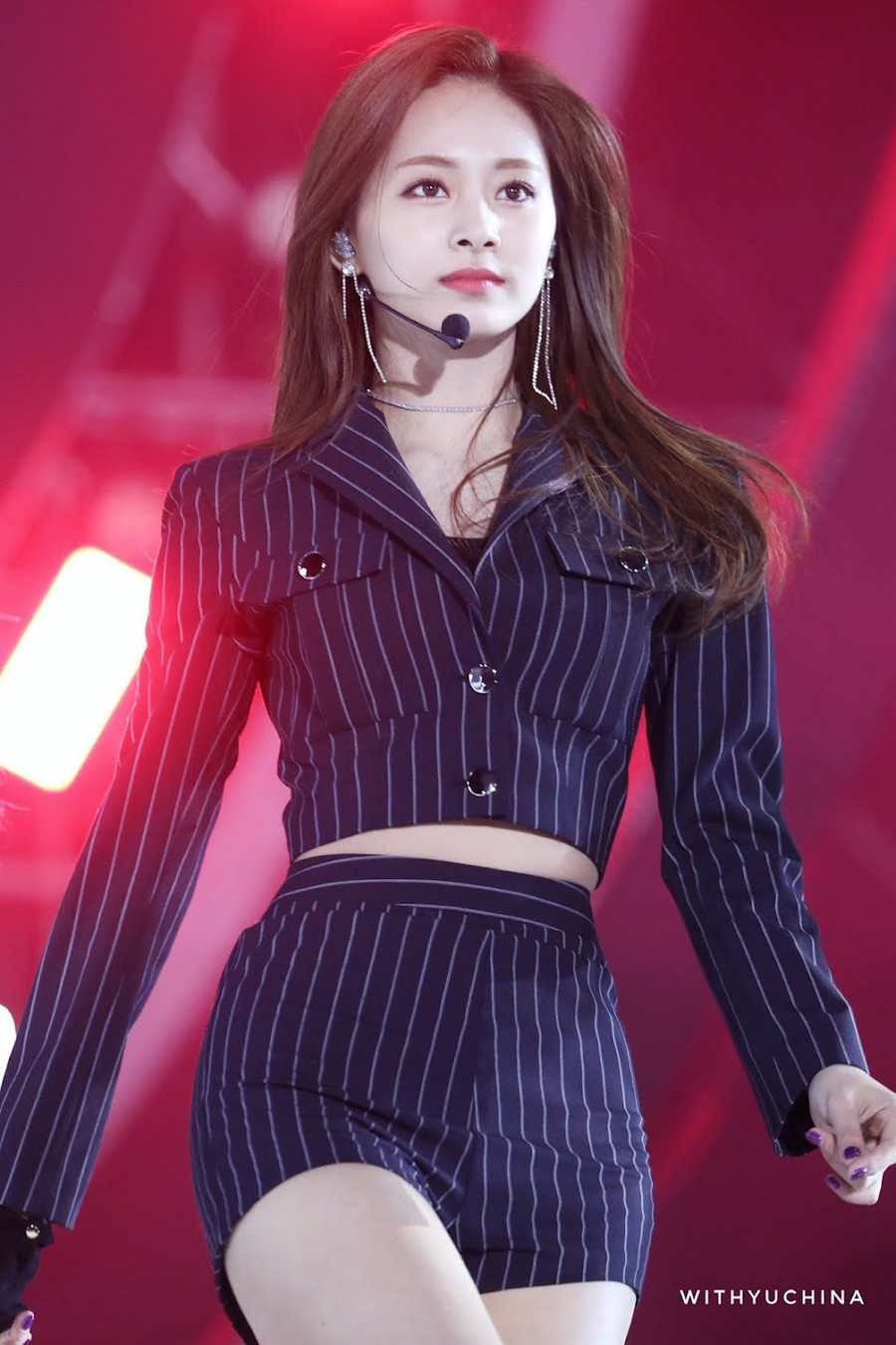 Tzuyu (TWICE): Cùng với việc là maknae của TWICE, Tzuyu còn là vũ công chính, ca sĩ chính của nhóm.