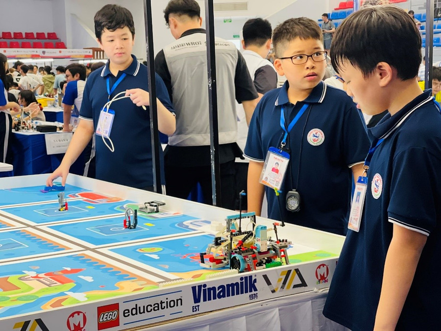 Đội thi Giảng Võ HSRL 03 – Bảng B1 - giành giải Vàng Trần Hà Sơn lớp 7A11, Bùi Đức Doanh Lớp 7A11, Nguyễn Chí Minh Vũ lớp 7A11. Đội thi Giảng Võ HSRL 03 – Bảng B1 - giành giải Vàng Trần Hà Sơn lớp 7A11, Bùi Đức Doanh Lớp 7A11, Nguyễn Chí Minh Vũ lớp 7A11.