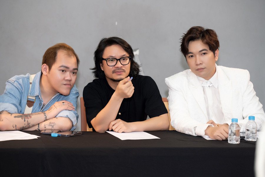 Đạo diễn Hoàng Nhật Nam cùng các nhà thiết kế ráo riết chuẩn bị cho đêm diễn Vietnam Beauty Fashion Fest 5. Đạo diễn Hoàng Nhật Nam cùng các nhà thiết kế ráo riết chuẩn bị cho đêm diễn Vietnam Beauty Fashion Fest 5.