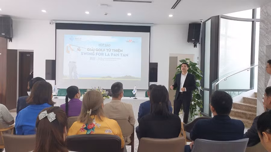 Ông Nguyễn Tất Hồng Dương, Tổng biên tập Tạp chí điện tử VnMedia chia sẻ tại buổi họp báo.