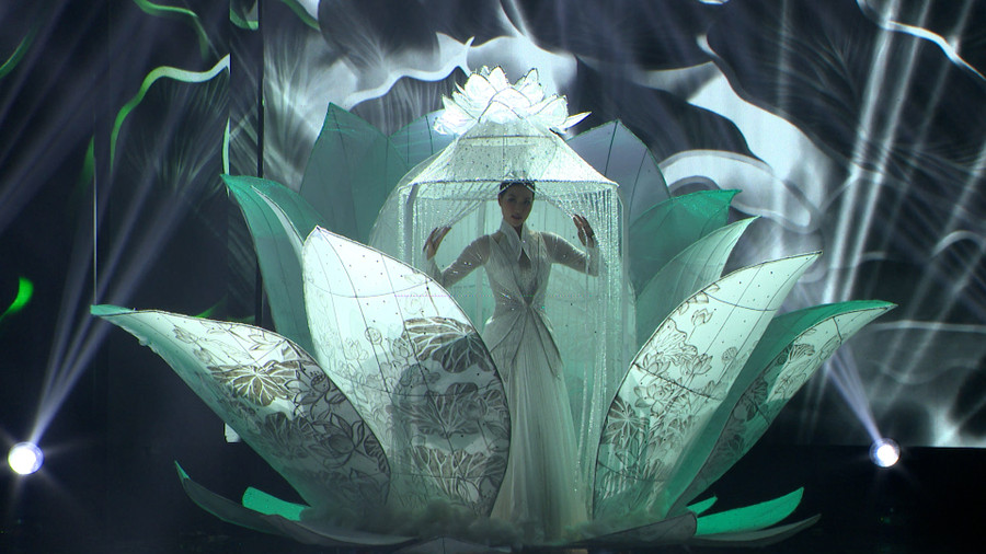 Đoàn Thiên Ân trong đêm tổng duyệt National Costume: “Trúc Chỉ” được final walk, tiếp tục “bén duyên” với bộ trang phục về hoa sen. Đoàn Thiên Ân trong đêm tổng duyệt National Costume: “Trúc Chỉ” được final walk, tiếp tục “bén duyên” với bộ trang phục về hoa sen.