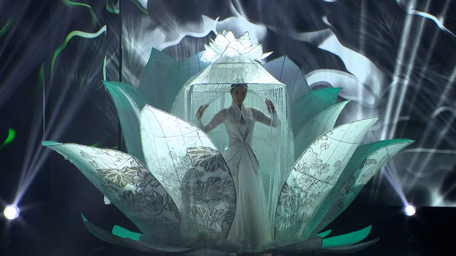 Đoàn Thiên Ân trong đêm tổng duyệt National Costume: “Trúc Chỉ” được final walk, tiếp tục “bén duyên” với bộ trang phục về hoa sen.