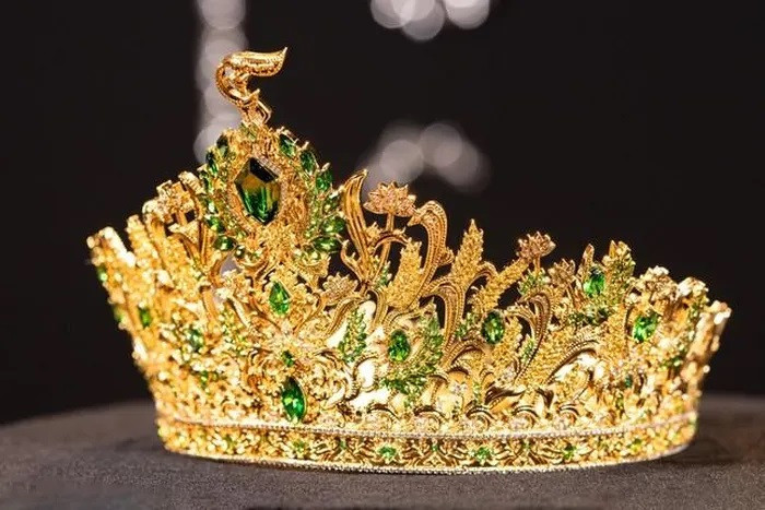 Vương miện dành cho Tân Hoa hậu. Vương miện dành cho Tân Hoa hậu.