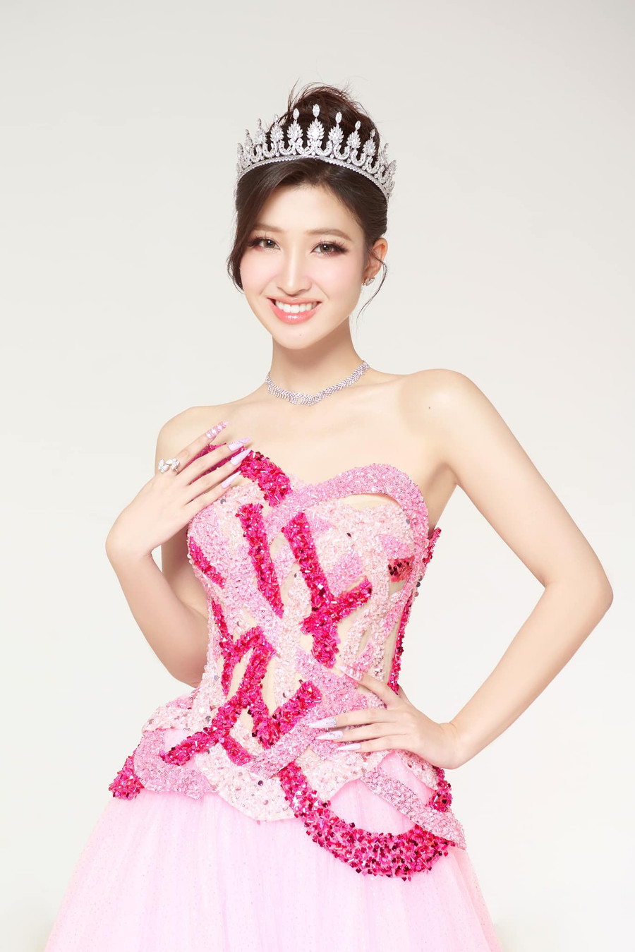 Á hậu Phương Nhi sở hữu nhan sắc ngọt ngào, thanh lịch. Á hậu Phương Nhi sở hữu nhan sắc ngọt ngào, thanh lịch.