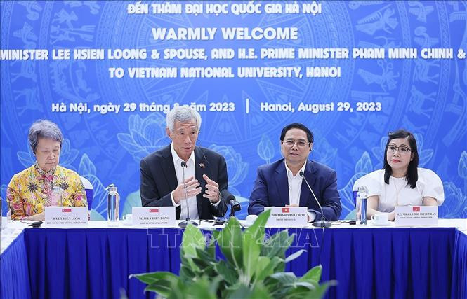 Thủ tướng Phạm Minh Chính và Phu nhân cùng Thủ tướng Singapore Lý Hiển Long và Phu nhân trao đổi với các sinh viên. (Ảnh: Dương Giang/TTXVN) Thủ tướng Phạm Minh Chính và Phu nhân cùng Thủ tướng Singapore Lý Hiển Long và Phu nhân trao đổi với các sinh viên. (Ảnh: Dương Giang/TTXVN)