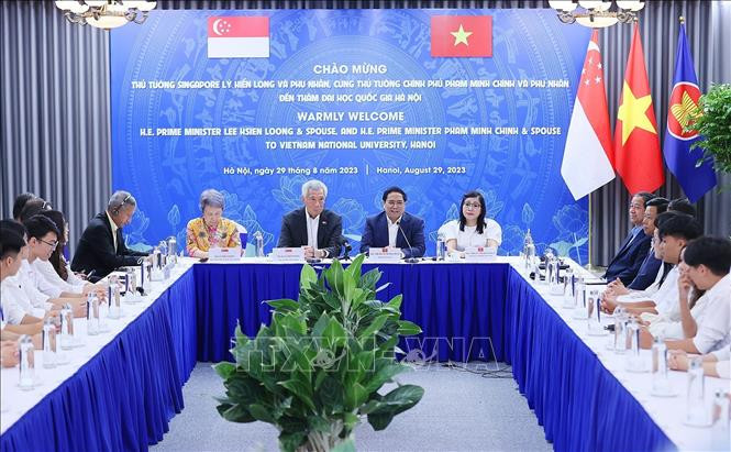Thủ tướng Phạm Minh Chính và Phu nhân cùng Thủ tướng Singapore Lý Hiển Long và Phu nhân trao đổi với các sinh viên. (Ảnh: Dương Giang/TTXVN) Thủ tướng Phạm Minh Chính và Phu nhân cùng Thủ tướng Singapore Lý Hiển Long và Phu nhân trao đổi với các sinh viên. (Ảnh: Dương Giang/TTXVN)