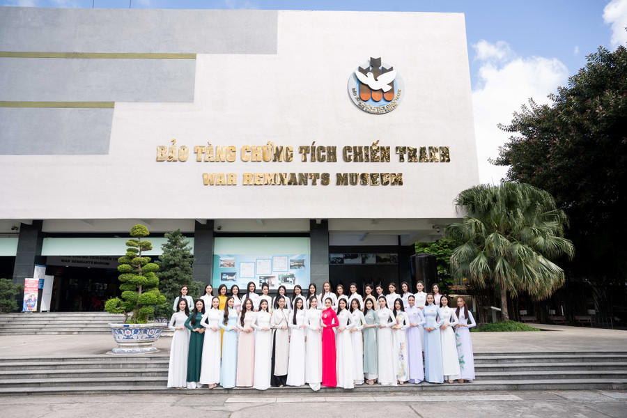 Thí sinh Hoa hậu Hòa bình Việt Nam 2023 tham quan Bảo tàng chứng tích chiến tranh.