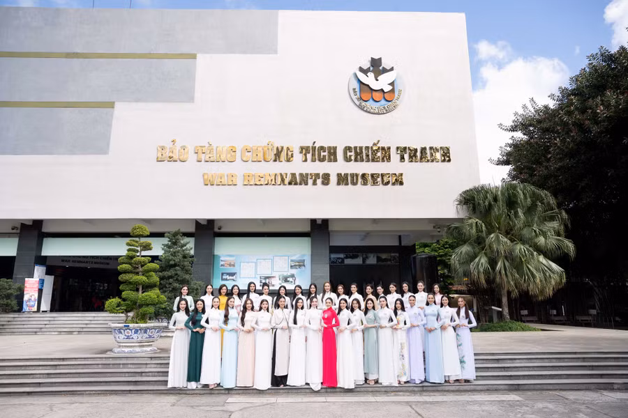 Thí sinh Hoa hậu Hòa bình Việt Nam 2023 tham quan Bảo tàng chứng tích chiến tranh.
