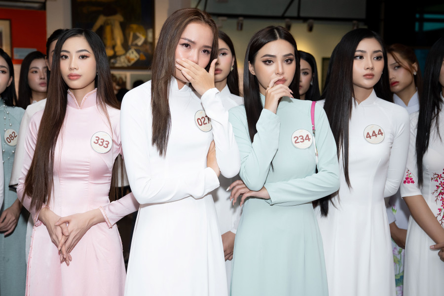 Thí sinh Hoa hậu Hòa bình Việt Nam 2023 bật khóc xúc động khi đến Bảo tàng Chứng tích chiến tranh.