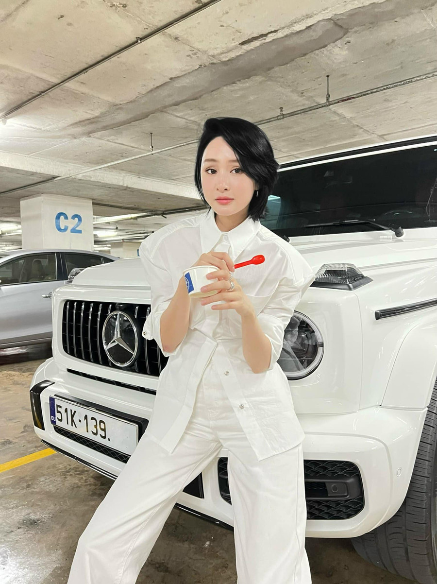 Ca sĩ Hiền Hồ tậu chiếc xe Mercedes G63 cuối năm 2021. Ca sĩ Hiền Hồ tậu chiếc xe Mercedes G63 cuối năm 2021.