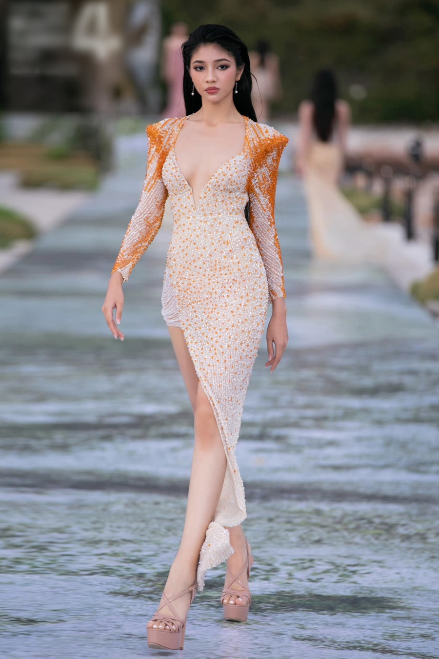 Á hậu Huỳnh Minh Kiên bức xúc lên tiếng khi bị mạo danh trên mạng xã hội. Á hậu Huỳnh Minh Kiên bức xúc lên tiếng khi bị mạo danh trên mạng xã hội.