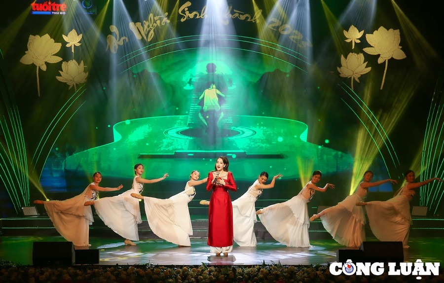 Các tiết mục “Lòng mẹ” (nhóm Chuông gió); “Mẹ yêu ơi” (Ngọc Khánh Chi); “Cha già rồi đúng không” (Lê Anh, Lê Trang và vũ đoàn Oscar); “Ước mơ của mẹ” (Sao mai Nguyễn Thu Thủy và CLB Sao tuổi thơ); “Tiếng gọi mẹ cha” (Ngọc Ký), “Ơn nghĩa sinh thành” (tập thể nghệ sĩ)… Các tiết mục “Lòng mẹ” (nhóm Chuông gió); “Mẹ yêu ơi” (Ngọc Khánh Chi); “Cha già rồi đúng không” (Lê Anh, Lê Trang và vũ đoàn Oscar); “Ước mơ của mẹ” (Sao mai Nguyễn Thu Thủy và CLB Sao tuổi thơ); “Tiếng gọi mẹ cha” (Ngọc Ký), “Ơn nghĩa sinh thành” (tập thể nghệ sĩ)…