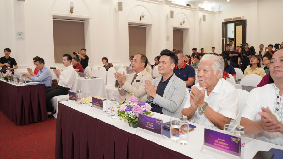 Các đại biểu dự buổi gặp mặt báo chí. Các đại biểu dự buổi gặp mặt báo chí.