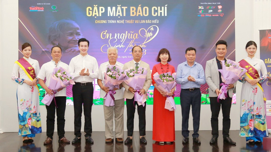 Phó Cục trưởng Cục Báo chí Đặng Khắc Lợi và Phó Bí thư Thành đoàn Hà Nội Đào Đức Việt tặng hoa tri ân ekip sản xuất chương trình. Phó Cục trưởng Cục Báo chí Đặng Khắc Lợi và Phó Bí thư Thành đoàn Hà Nội Đào Đức Việt tặng hoa tri ân ekip sản xuất chương trình.