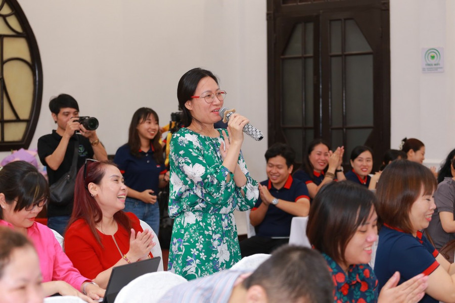 Phóng viên các cơ quan báo chí nêu câu hỏi tới BTC chương trình. Phóng viên các cơ quan báo chí nêu câu hỏi tới BTC chương trình.