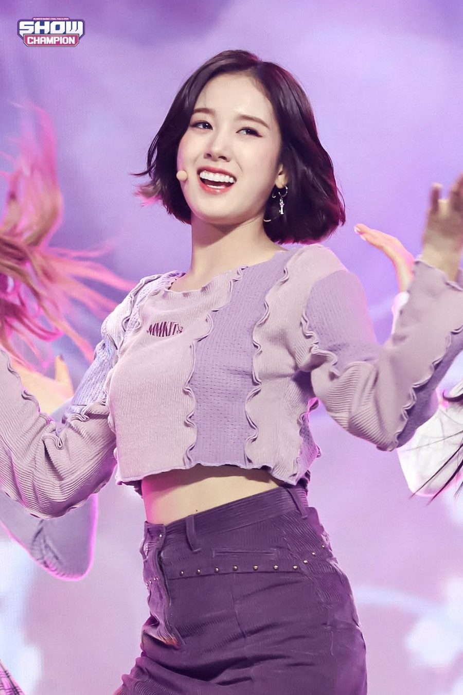 J (STAYC): Cùng với việc là maknae của STAYC, J còn là giọng ca chính và rapper của nhóm.