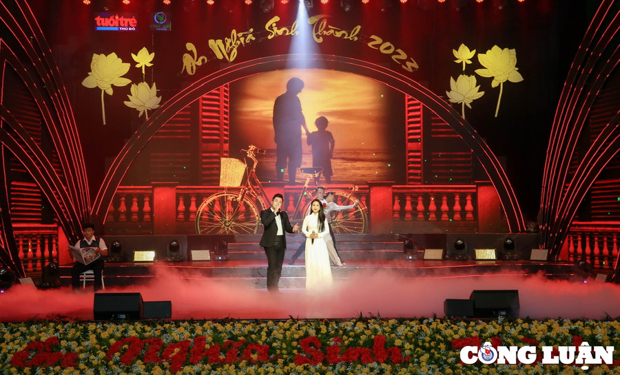 Ca sĩ Minh Quân và đồng nghiệp thể hiện ca khúc “Thời gian trôi đâu mất rồi”. Ca sĩ Minh Quân và đồng nghiệp thể hiện ca khúc “Thời gian trôi đâu mất rồi”.