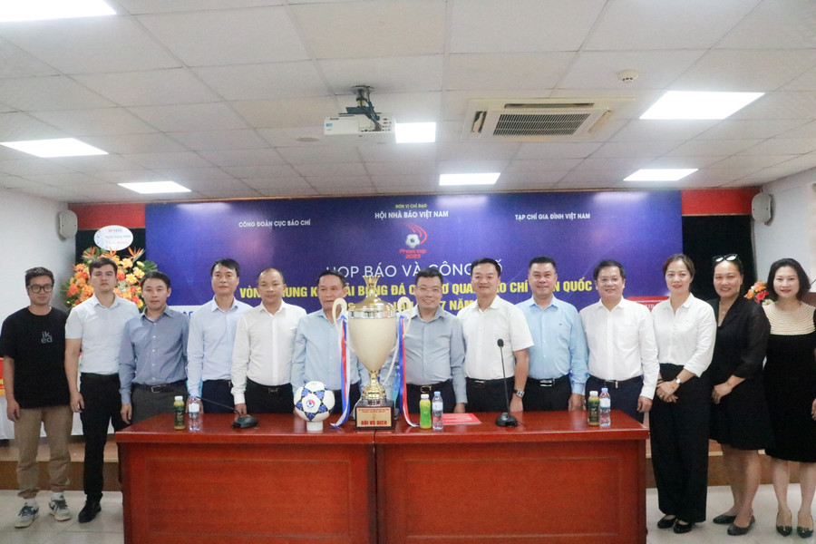 Ban tổ chức giải chụp ảnh cùng các lãnh đạo, nhà tài trợ Press Cup 2023 tại buổi họp báo.