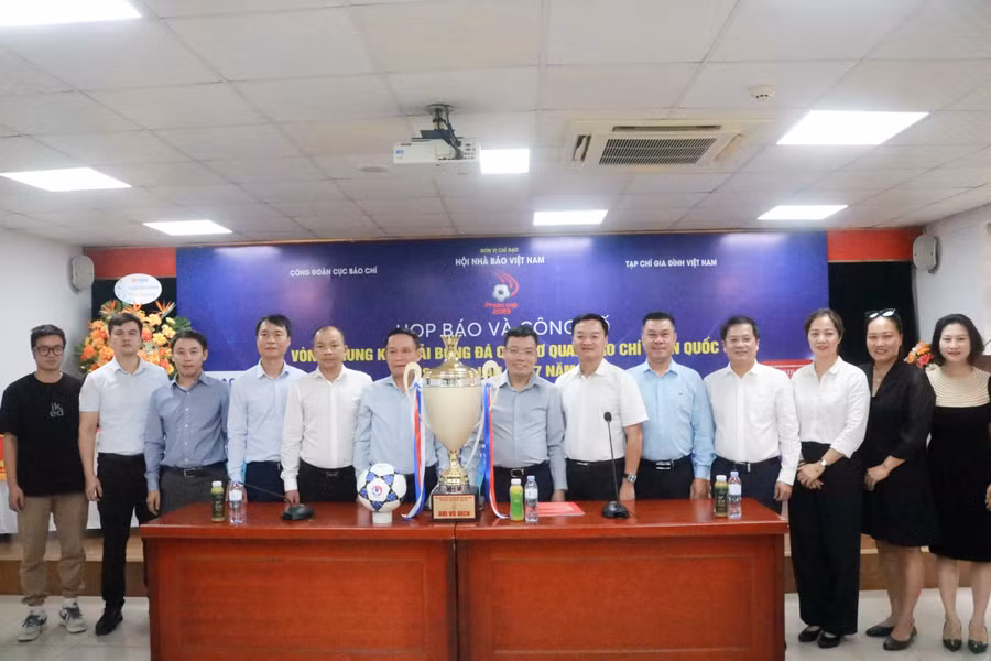 Ban tổ chức giải chụp ảnh cùng các lãnh đạo, nhà tài trợ Press Cup 2023 tại buổi họp báo.