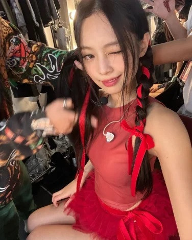 Jennie (BLACKPINK) rất tích cực lăng xê kiểu tóc tết ruy băng. Jennie (BLACKPINK) rất tích cực lăng xê kiểu tóc tết ruy băng.