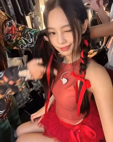 Jennie (BLACKPINK) rất tích cực lăng xê kiểu tóc tết ruy băng.