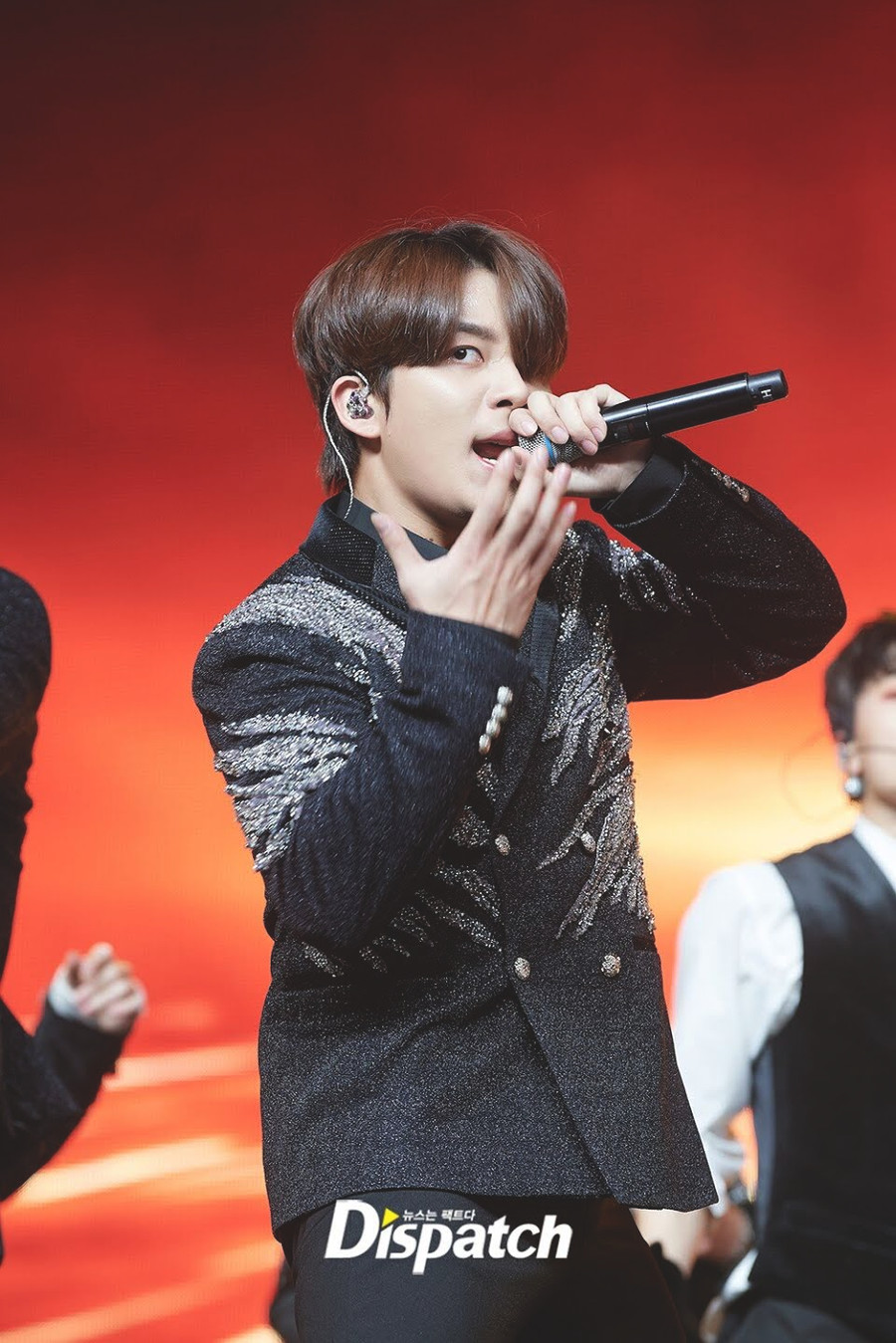 Jongho (ATEEZ): Cùng với việc là maknae của ATEEZ, Jongho cũng là giọng ca chính của nhóm.