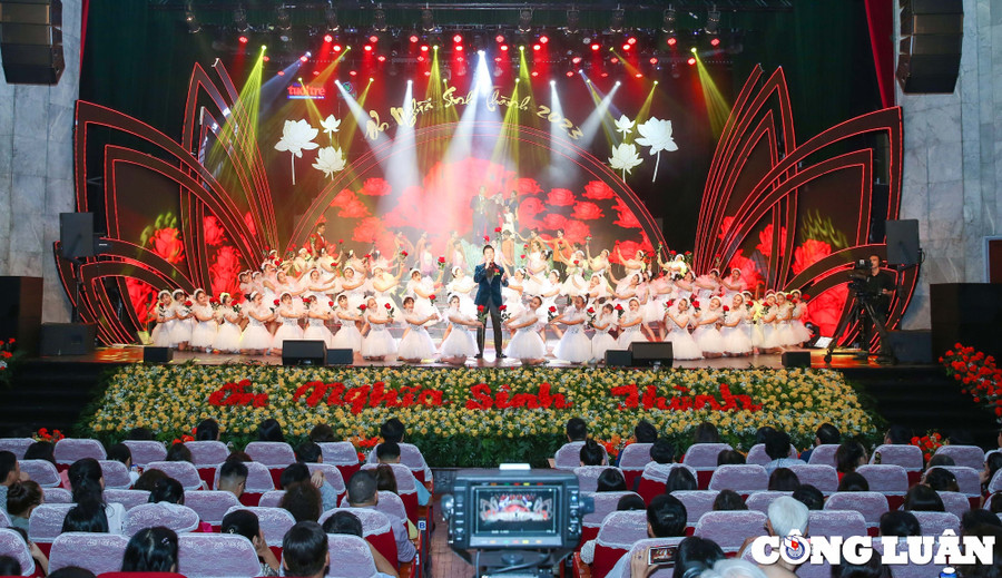 Ca sĩ Quang Dũng khiến khán giả chìm vào không gian sâu lắng, thiết tha của tình mẹ với ca khúc “Ca dao mẹ” và “Bông hồng cài áo”. Ca sĩ Quang Dũng khiến khán giả chìm vào không gian sâu lắng, thiết tha của tình mẹ với ca khúc “Ca dao mẹ” và “Bông hồng cài áo”.