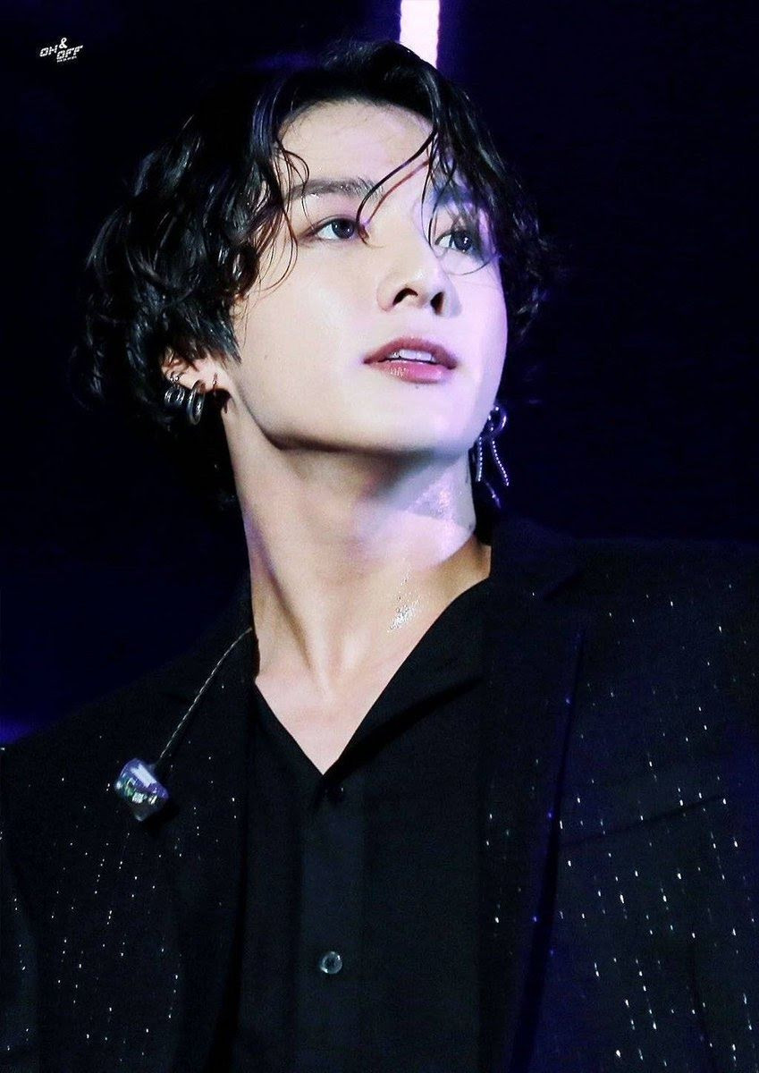 Jungkook (BTS): Cùng với việc là maknae của BTS, Jungkook còn là giọng ca chính, vũ công chính, rapper phụ và trung tâm của nhóm.