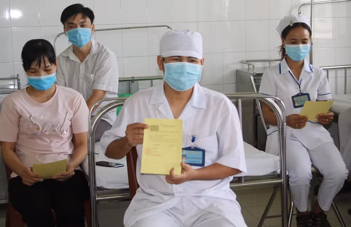 Các nhân viên y tế được trao giấy chứng nhận đã tiêm vắc xin phòng Covid-19. Ảnh: V. Khương.