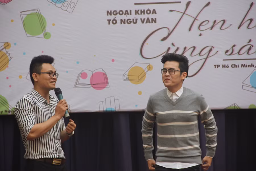 Thầy Đức Anh giao lưu cùng nhà văn trẻ Anh Khang trong chuyên đề Hẹn hò cùng sách của học sinh Trường THPT Bùi Thị Xuân