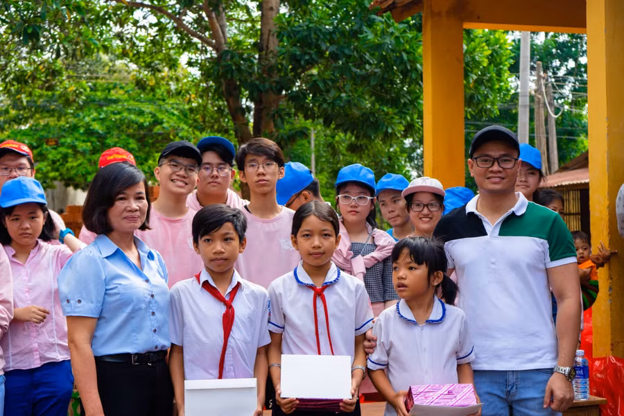 Thầy Đức Anh và học trò cùng tham gia một hoạt động thiện nguyện. Ảnh Nhân vật cung cấp