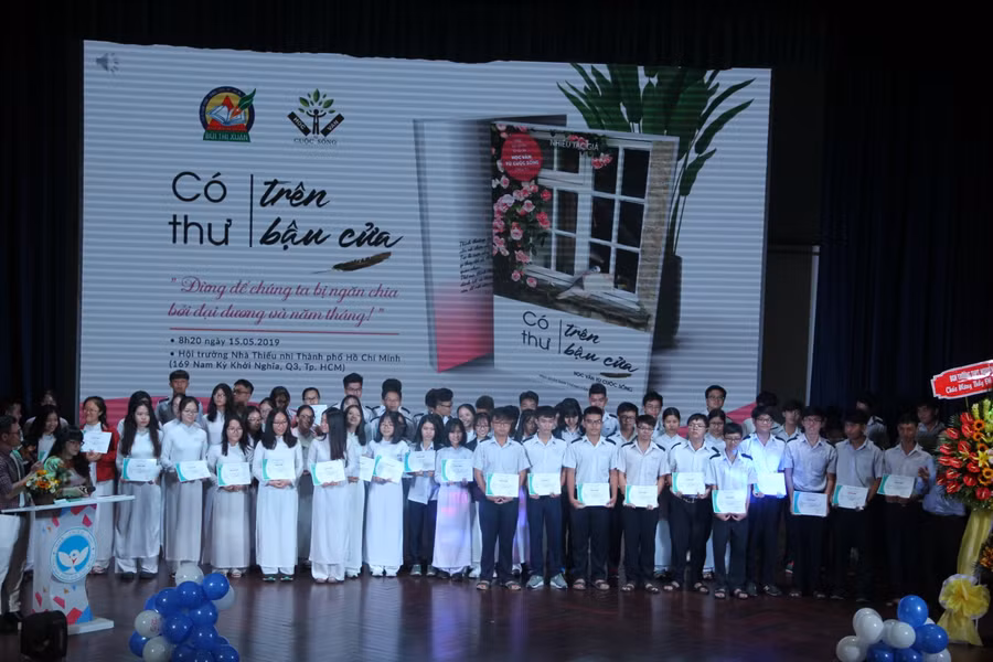 Học sinh Trường THPT Bùi Thị Xuân tham gia thực hiện dự án Có thư ngoài cửa trong buổi ra mắt sách