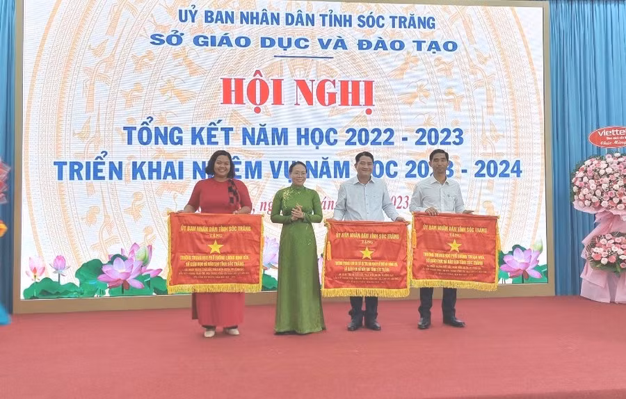 Bà Huỳnh Thị Diễm Ngọc - Phó Chủ tịch UBND tỉnh Sóc Trăng trao Cờ thi đua cho 3 tập thể.