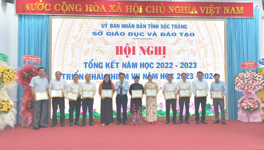 Ông Châu Tuấn Hồng - Giám đốc Sở GD&ĐT tặng Giấy khen cho các tập thể. Ông Châu Tuấn Hồng - Giám đốc Sở GD&ĐT tặng Giấy khen cho các tập thể.