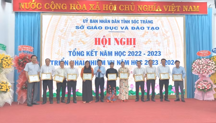 Ông Châu Tuấn Hồng - Giám đốc Sở GD&amp;ĐT tặng Giấy khen cho các tập thể.