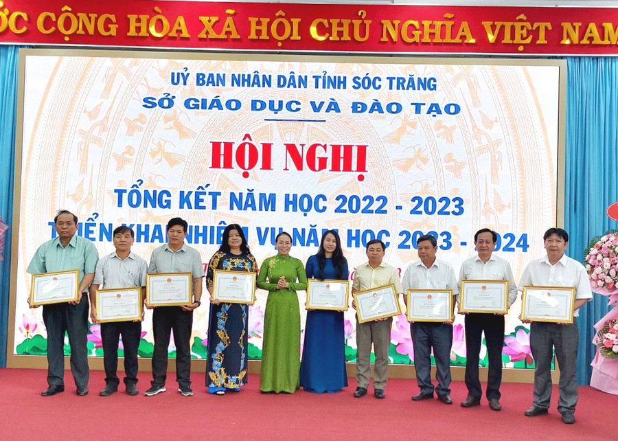 Tặng bằng khen cho các tập thể, cá nhân. Tặng bằng khen cho các tập thể, cá nhân.