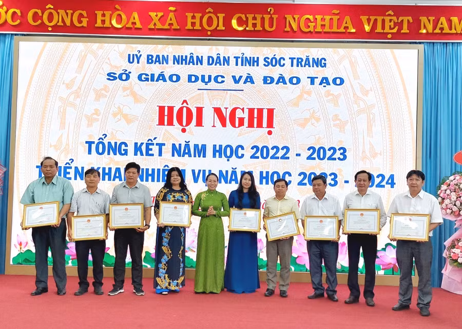 Tặng bằng khen cho các tập thể, cá nhân.