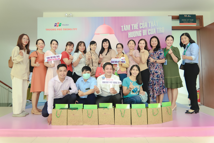 Các thầy cô giáo tham gia hội thảo. Các thầy cô giáo tham gia hội thảo.